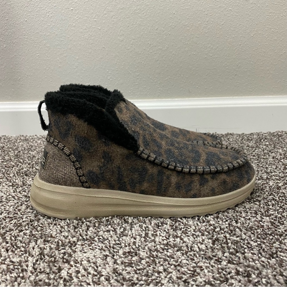 Hey Dude Denny Leo‎ Beige Cheetah Print Loafer Slip on Shoes Women's Size 6